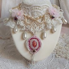 Collana Valmont ricamata in stile vittoriano con pizzo avorio, perle e cristalli Swarovski